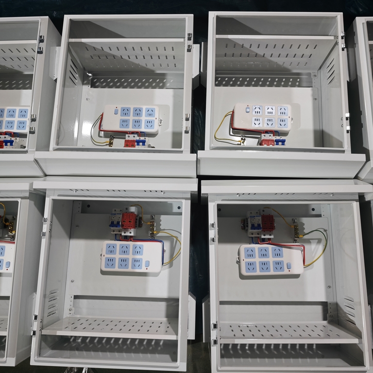 صور حقيقية للإنتاج الضخم لصندوق التوزيع الخارجي المضاد للمطر الخاص بشركة Ouyue Electric: عرض كامل للعملية بدءًا من غلاف الصفائح المعدنية وحتى تجميع الماكينة بالكامل